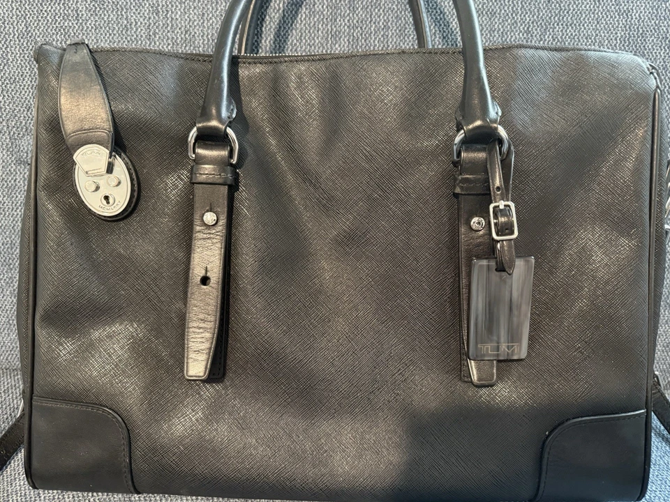 Bolsa feminina TUMI Lucca City preta de náilon polido e couro para laptop/bolsa de trabalho - Imagem 2 de 4