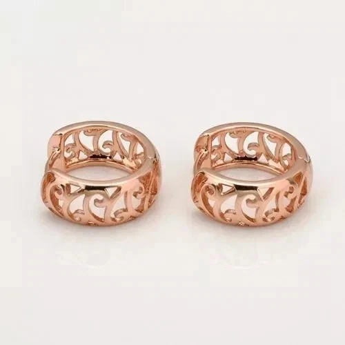 Hermosos pendientes de aro Huggie calados recortados brillantes enchapados en oro rosa Foto 3 de 4