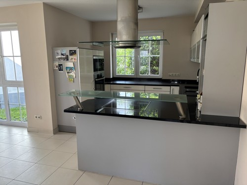 Komplette Einbauküche mit allen Geräten und Arbeitsflächen aus Granit. - Bild 7 von 7