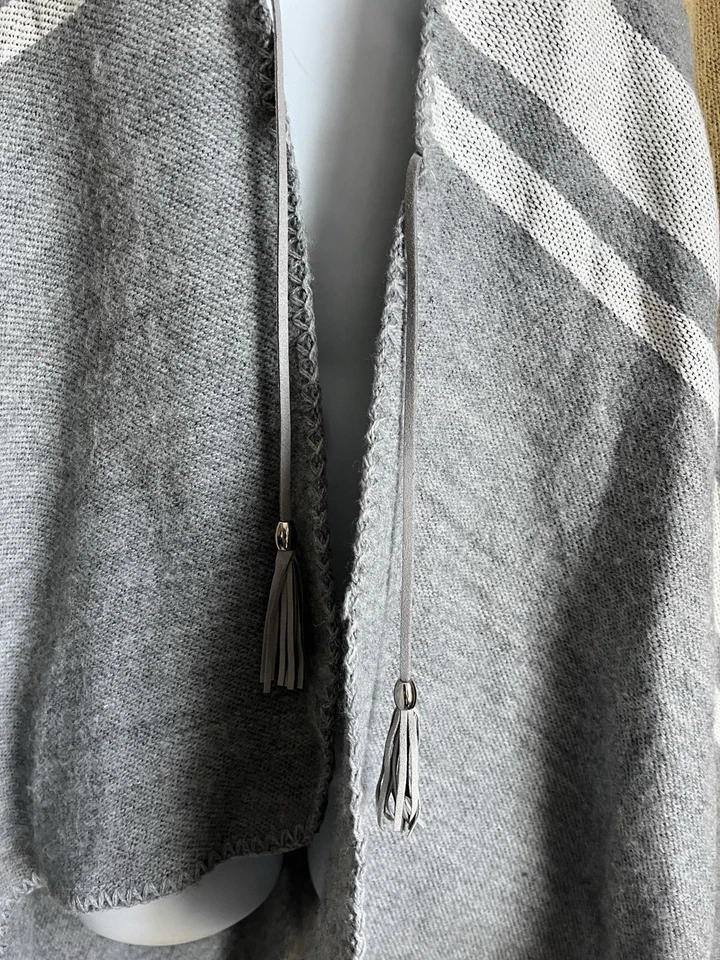 Cárdigan poncho Marc New York para mujer beige gris blanco frente abierto talla única Foto 2 de 4