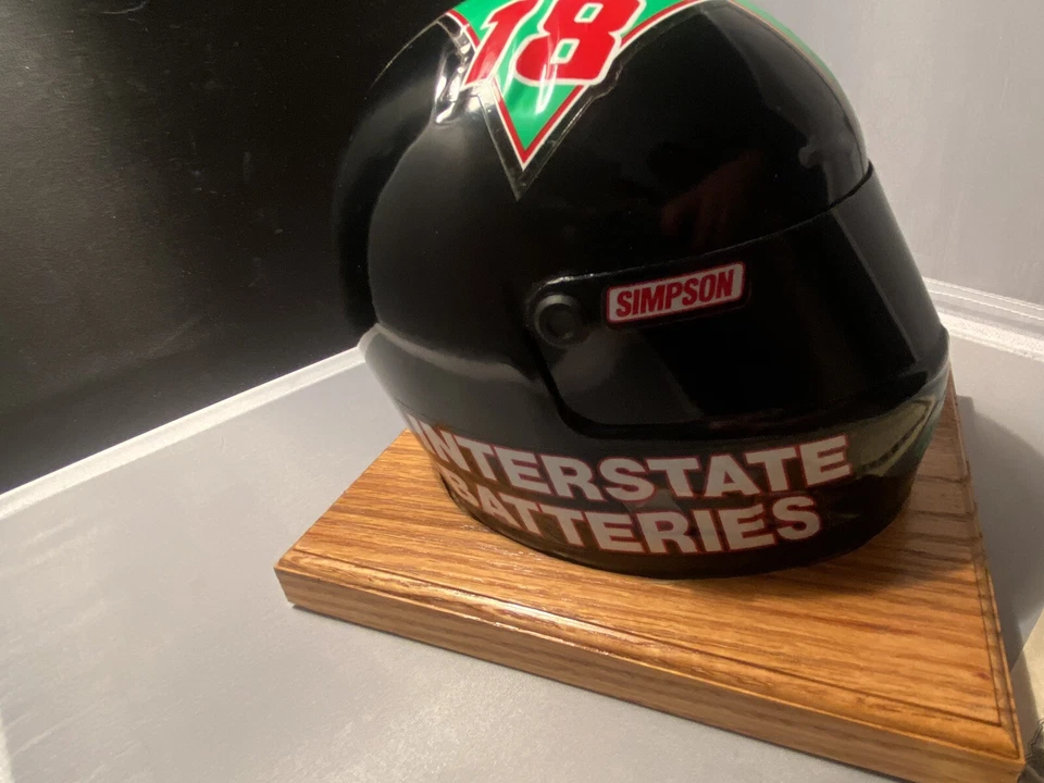 Casco Simpson Dale Jarrett Interstate Batteries #18 con base de madera Foto 2 de 4