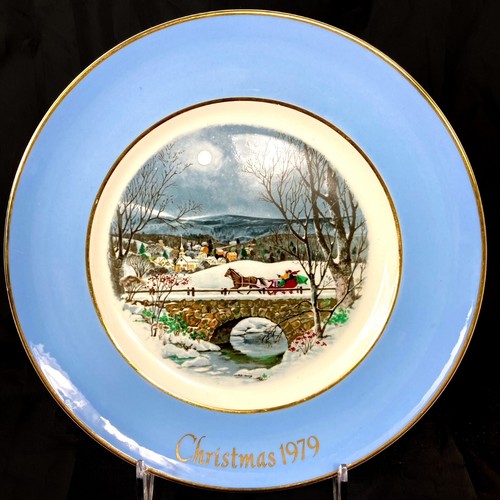 1979 Avon Christmas Collector Plate Dashing Through the Snow Wedgwood w 22K trim