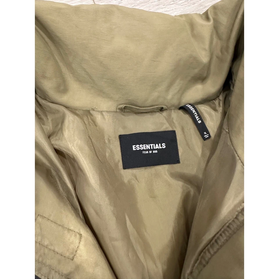 Chaqueta acolchada Essentials Fear of God verde oliva para hombre XL abrigo de gran tamaño Foto 3 de 4