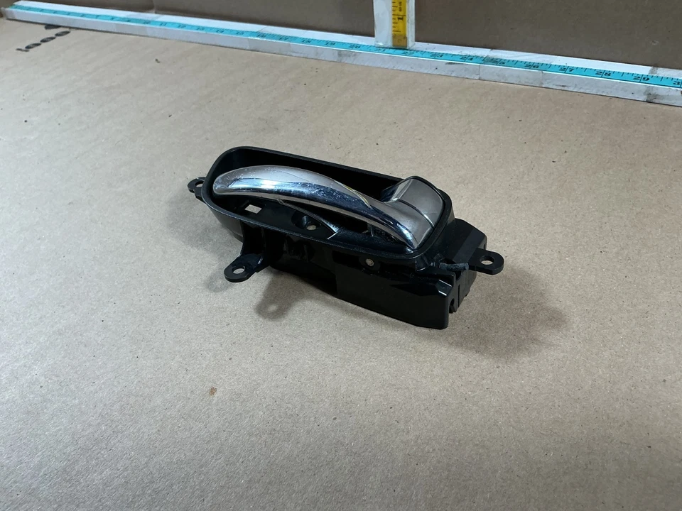 Conjunto de manija de puerta interior trasera derecha Nissan Máxima 2016-2019 806704RA0A OEM Foto 4 de 4