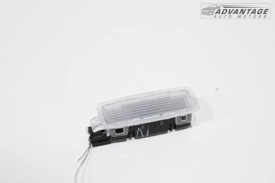 Chevrolet Blazer 2019-2022 puerta trasera puerta levadiza puerta trasera luz de cortesía OEM Foto 2 de 4