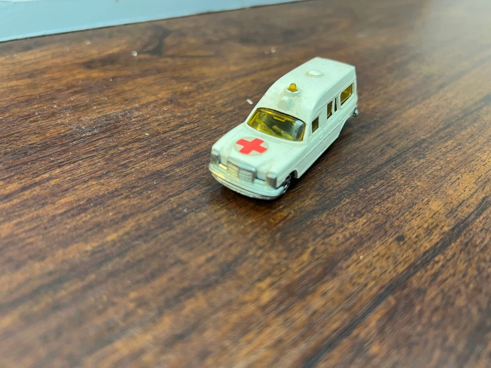 Voiture Mercedes Ambulance Norev mini jet 1/64 - Photo 4/4