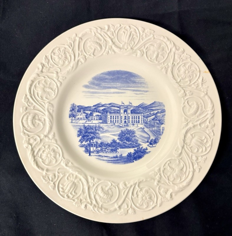 1939 Wedgwood Virginia Military Institute Barracks 1856 Centennial Plate 10 5/8”