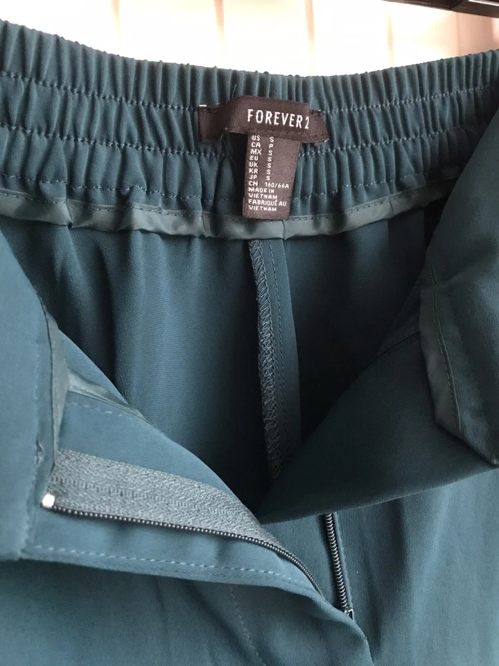 Forever 21 Deep Green Ladies Shorts With Pockets Size S - Image 4 of 4