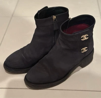 CHANEL Bottines En Daim À Talon Courte Fermoir Tourniquet COCO MARK Noir 37 - Photo 1/4