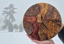Wanduhr aus Olivenholz mit Gelb - Rot Epoxidharz 