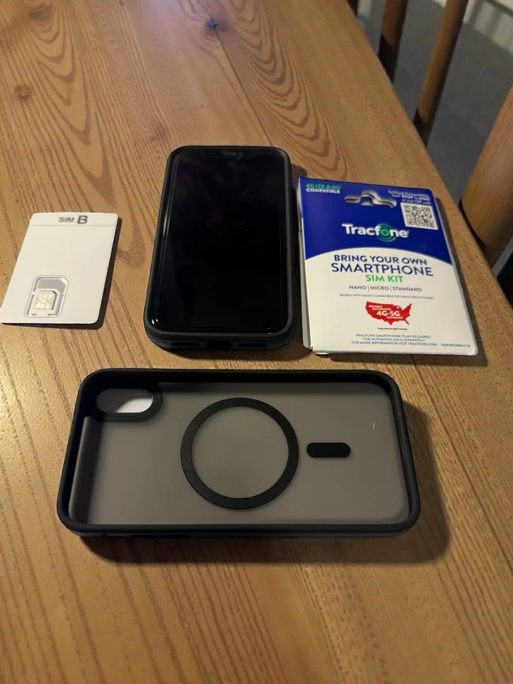 Apple iPhone XR 64GB Black MagSafe Case Bundle Extra Protectors Tracfone SIM New - Image 3 of 4