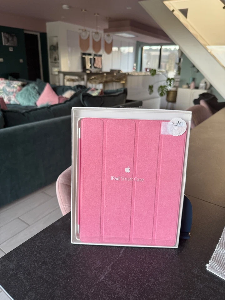 Genuine Apple iPad Smart Case (Model MD457ZM/A) in Pink/Magenta - New -Wrong Box - Image 4 of 4