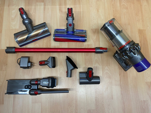 Dyson V10 Akkustaubsauger + Zubehör | NEUER Staubbehälter & HEPA_
