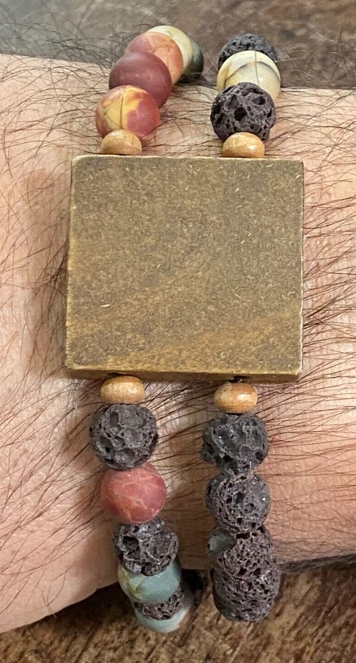 Pulsera ajustable para hombre - Cuentas volcánicas de lava a jaspe con centro de mesa de madera Foto 2 de 4