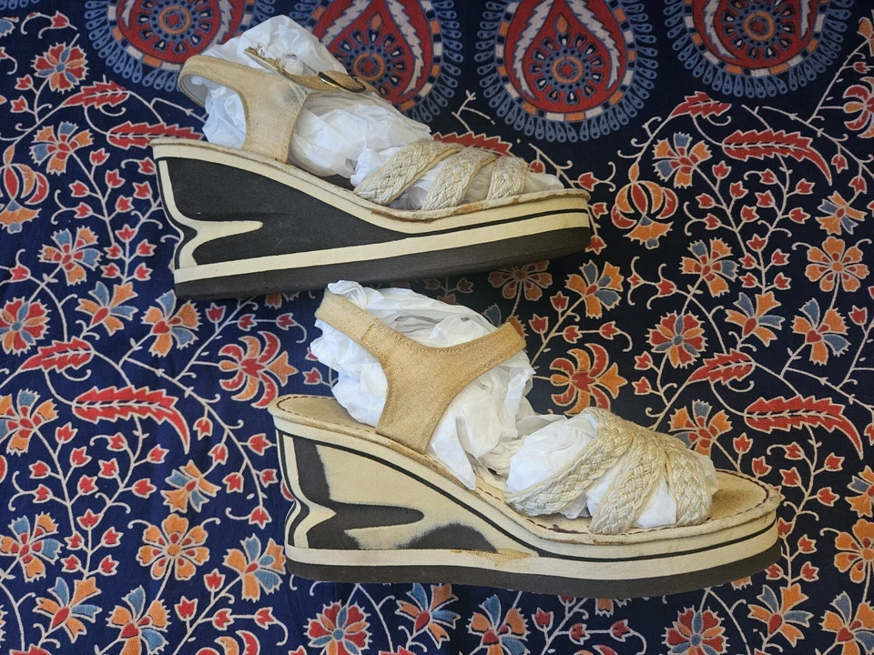 Zapatos sandalias trenzadas plataformas talladas en goma Groovy psicodélicas vintage de los años 70  Foto 4 de 4