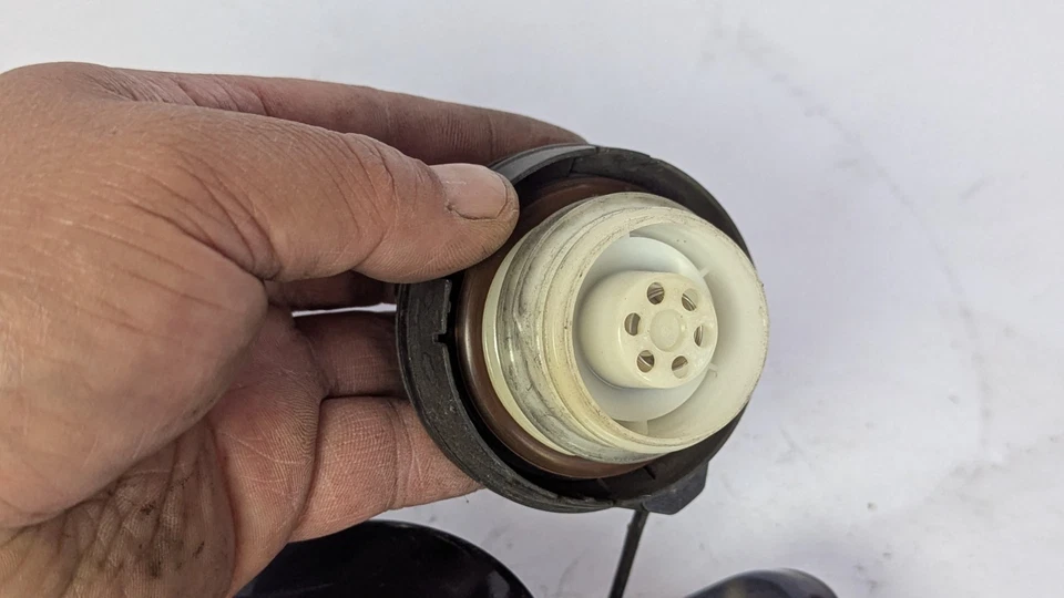 Honda Accord 2013-2017 tanque de combustible puerta de llenado aleta de gasolina tapa OEM 4D sedán T2A Foto 4 de 4