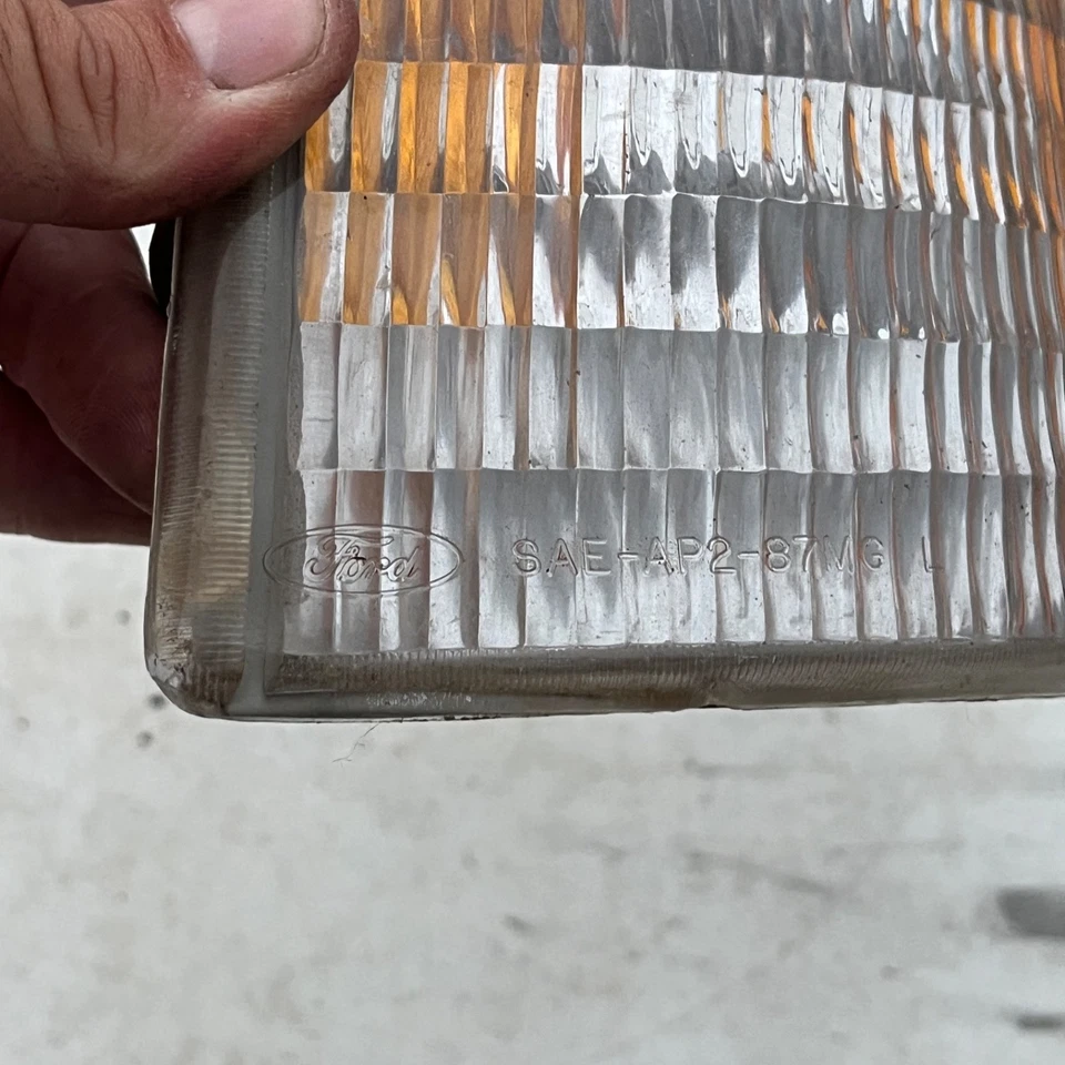 Luz de señal de giro delantera izquierda Ford Mustang 1987-1993 OEM E7ZB-15A429-AC orificio Foto 4 de 4