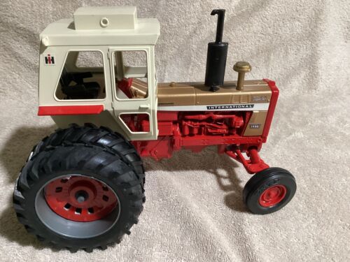 ERTL INTERNATIONAL 1456 TURBO TRACTOR GOLD COLLECTORS EDITION 1/16 SCALE - HEAVY - Picture 1 of 4