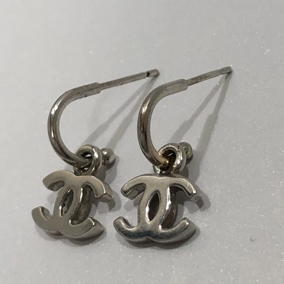 Pendientes CHANEL Columpio Pequeño Logo Coco Tono Plata Foto 2 de 4