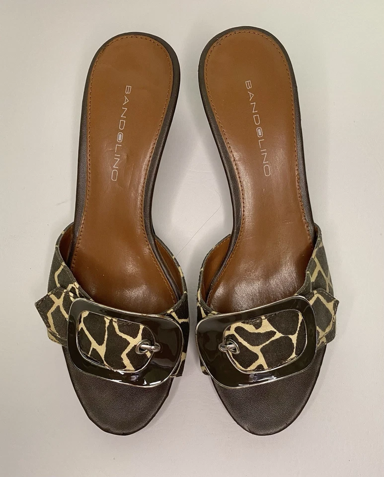 "Bandolino Punta Abierta Estampado de Jirafa Lona con Hebilla Deslizable Sandalia 2.5"" Tacón Talla 7 M" Foto 2 de 4