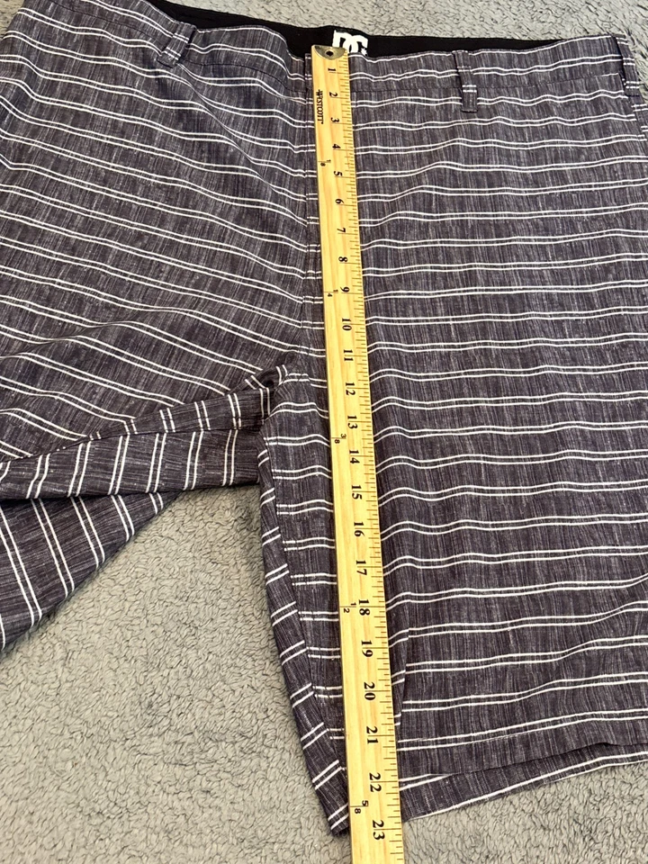 DC Shoes Pantalones Cortos Para Hombres 38 Bermudas Gris Rayas Frente Plano Informal Patinador Y2K Foto 4 de 4