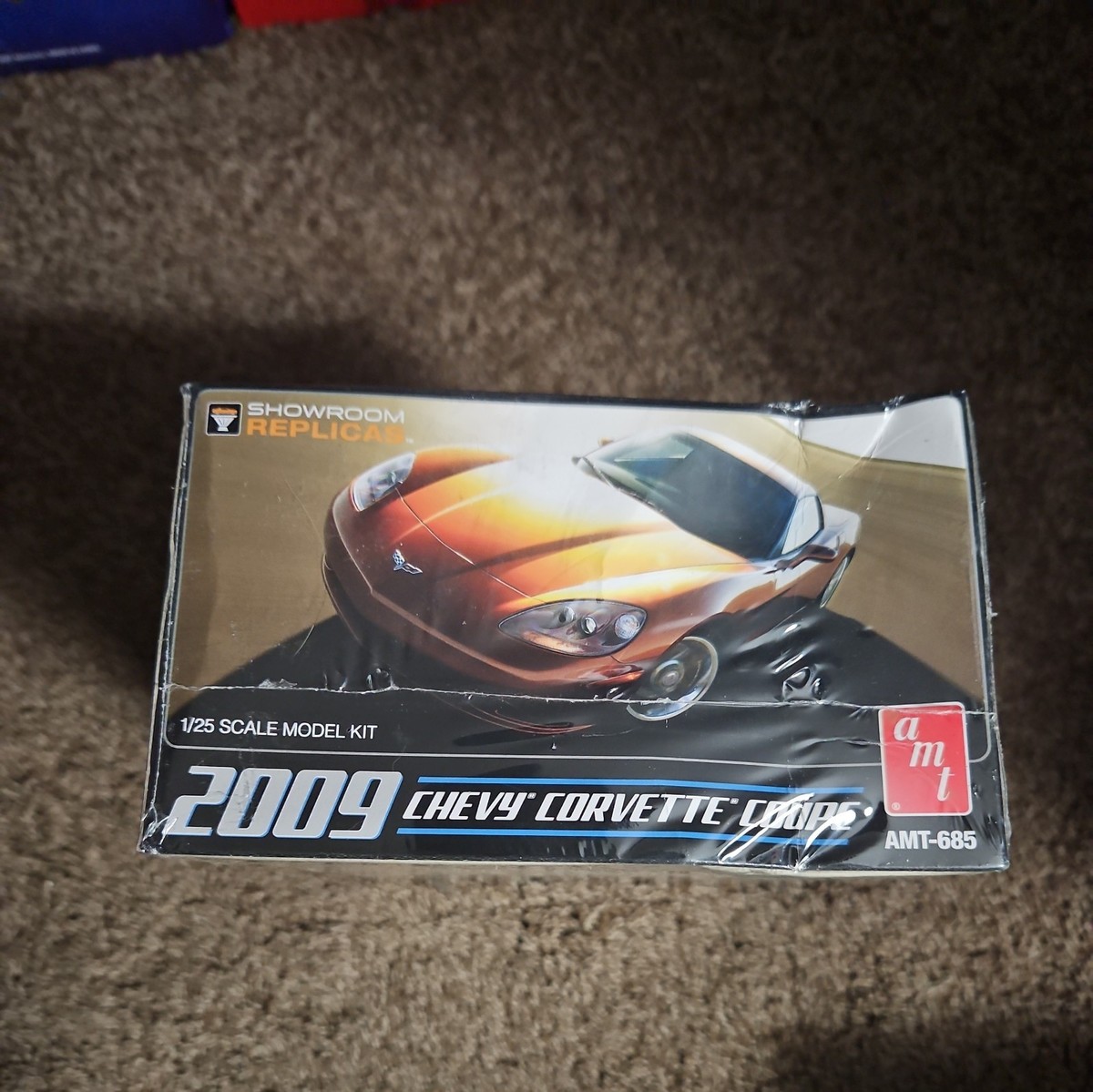 AMT Showroom Replicas 2009 Chevy Corvette Coupe 1/25 Scale Model