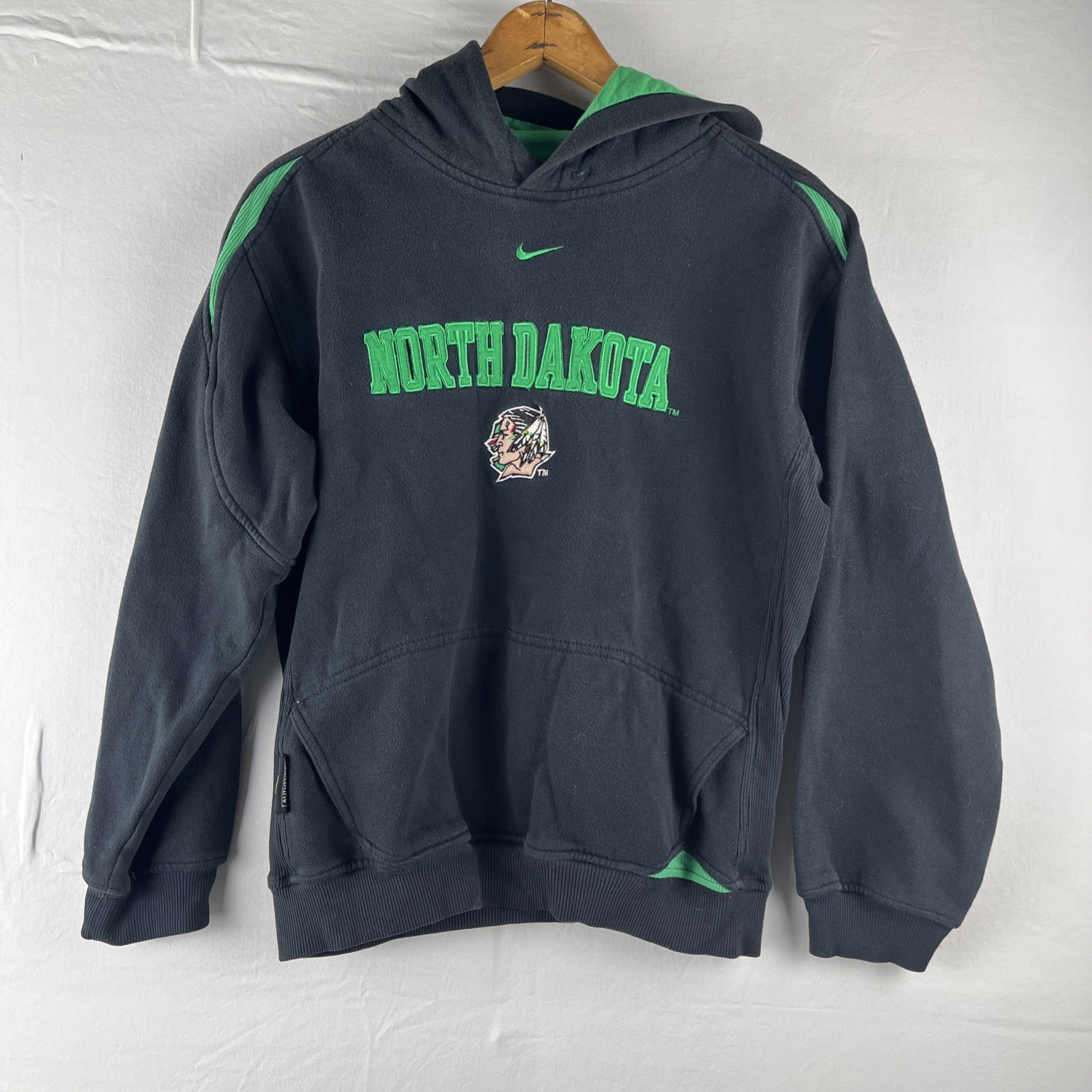 Nike North Dakota Fighting Sioux Youth Medium Hoodie Sweatshirt Black Green