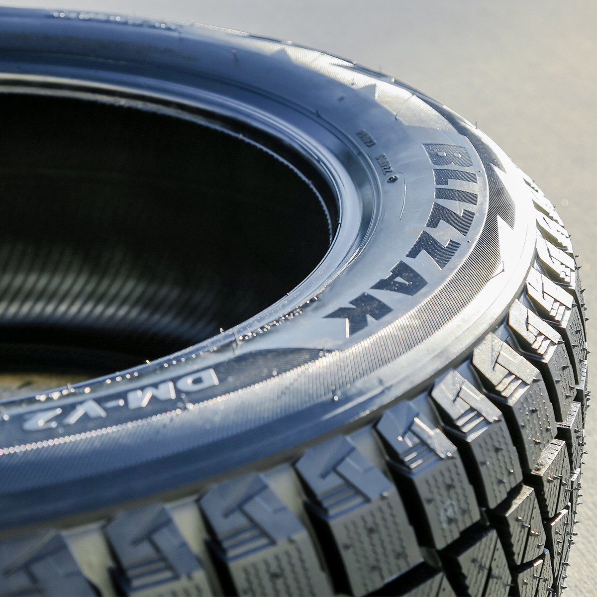 Tire Bridgestone Blizzak DM-V2 265/70R17 115R (Studless) Snow