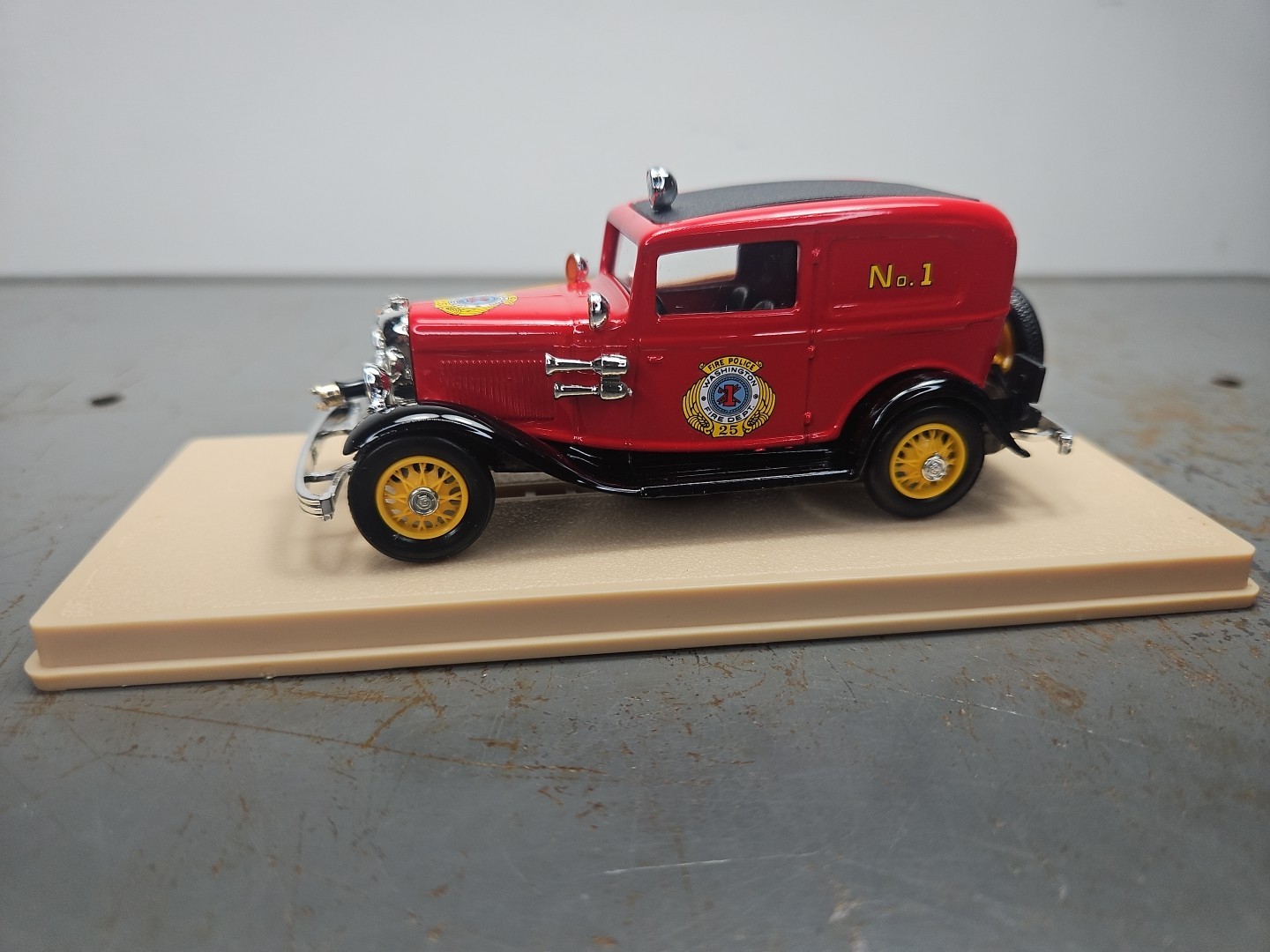 1932 Ford V8 "Tudor" Washington Firefighters 1/43 Eligor 1213