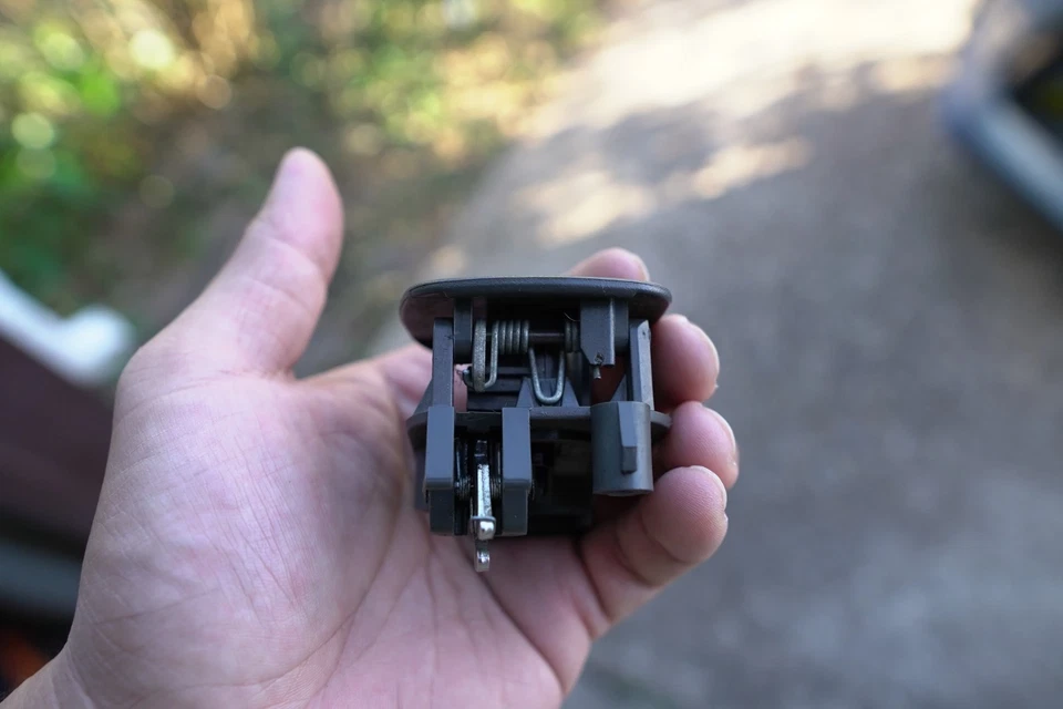 Buick Century Regal 1997-2005 guantera pestillo mango gris claro OEM Foto 3 de 4