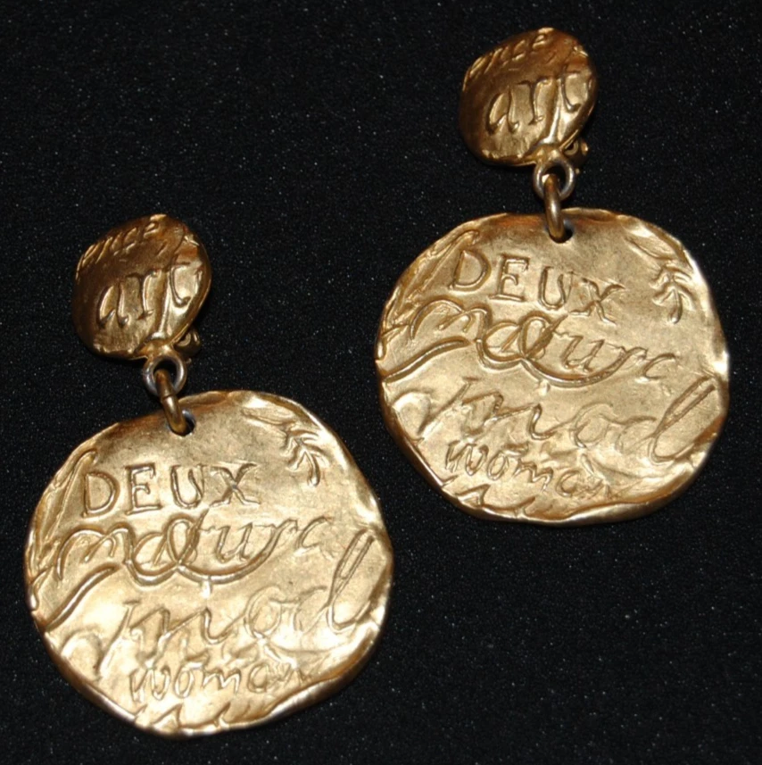 BRINCOS RAROS VINTAGE DONNA KARAN COUTURE GRANDE MOD MULHER GOTA DOURADA CLIPE PENDURADO - Imagem 3 de 4