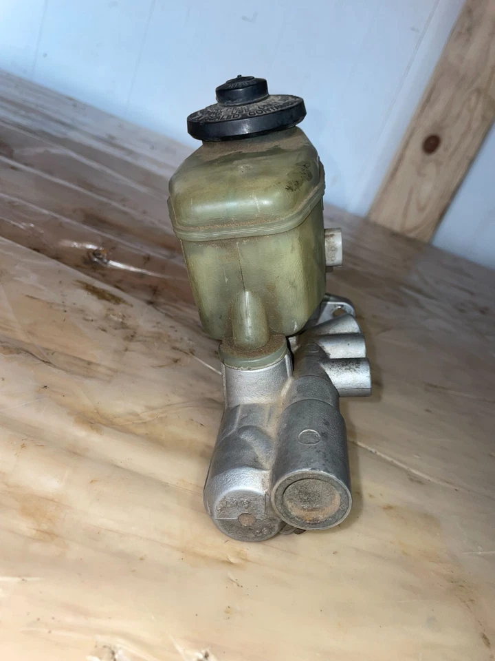 Toyota 4Runner Sr5 1996-2002 OEM cilindro maestro de freno con depósito de líquido Foto 4 de 4