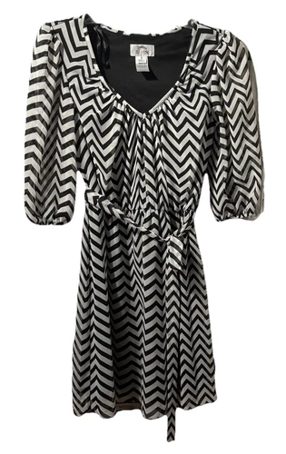 VETEMENTS Abito piccolo Sweet Storm Juniors bianco e nero 3 4 palloncino Sl con cintura Chevron