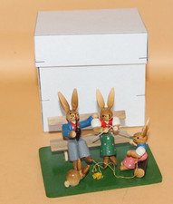 Hasenfamilie auf Bank  ESCO 7 cm Erzgebirge Sammlung Osterhase