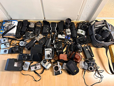 Konvolut Kameras & Fotozubehör mit Objektiven, Blitzgeräten & Taschen