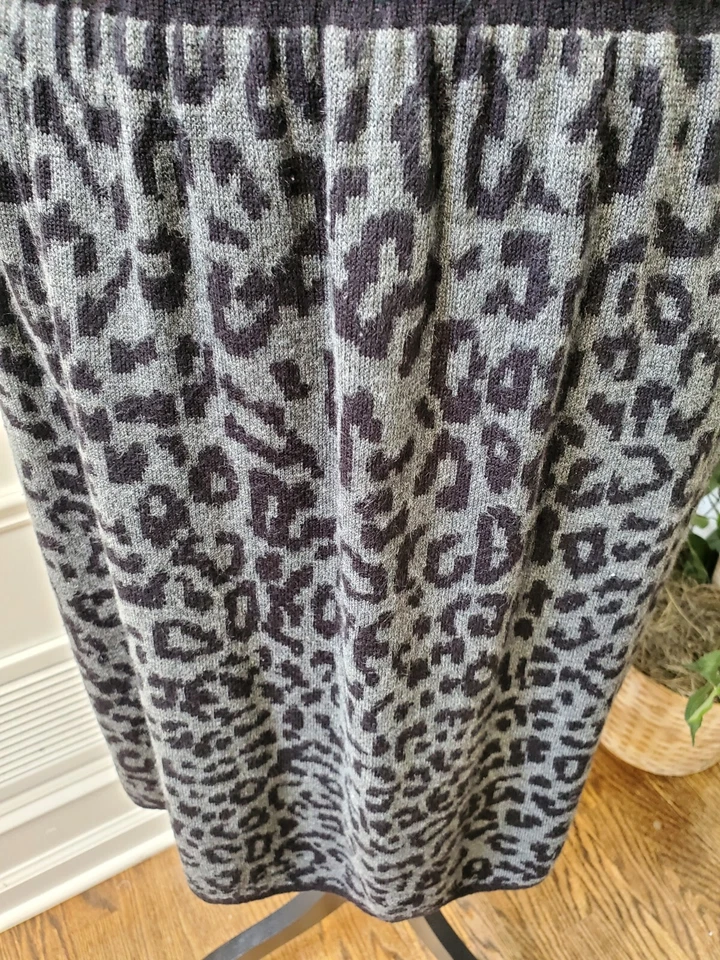 Vestido suéter Gabby Skye cinza acrílico gola redonda manga 3/4 comprimento do joelho tamanho M - Imagem 4 de 4