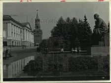 1968 Press Photo Statue of Lenin sitting in park in Russia - hcx24409