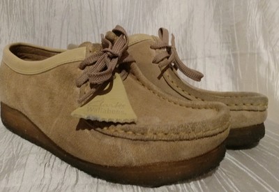 clarks wallabees beige