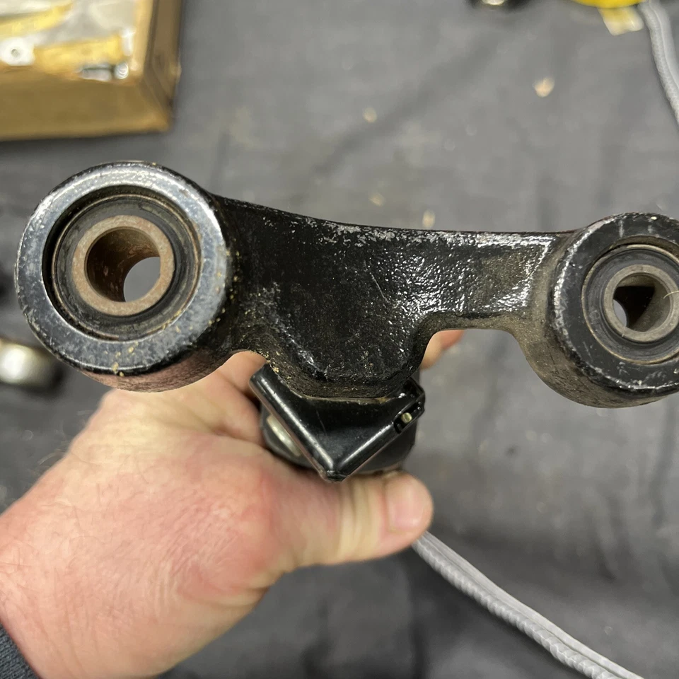 83 Yamaha Xj750r Seca 1983 NOS estribo delantero pie clavija soporte de montaje Foto 3 de 4