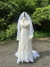 Vintage Lace Bohemian Bridal Gown Dress Size Medium Train Ornate Lace 1960s 70s