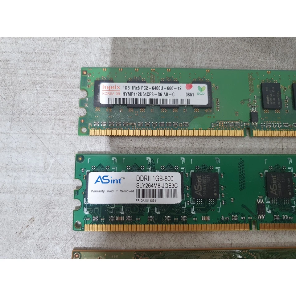 Lot of 4 Various Brands 1GB DDR2 SDRAM Memory Module PC2-5300U 667Mhz 240-Pin - Image 2 of 4