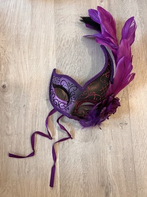 Lila und schwarze Maskerade Maske im venezianischen Stil mit Federn