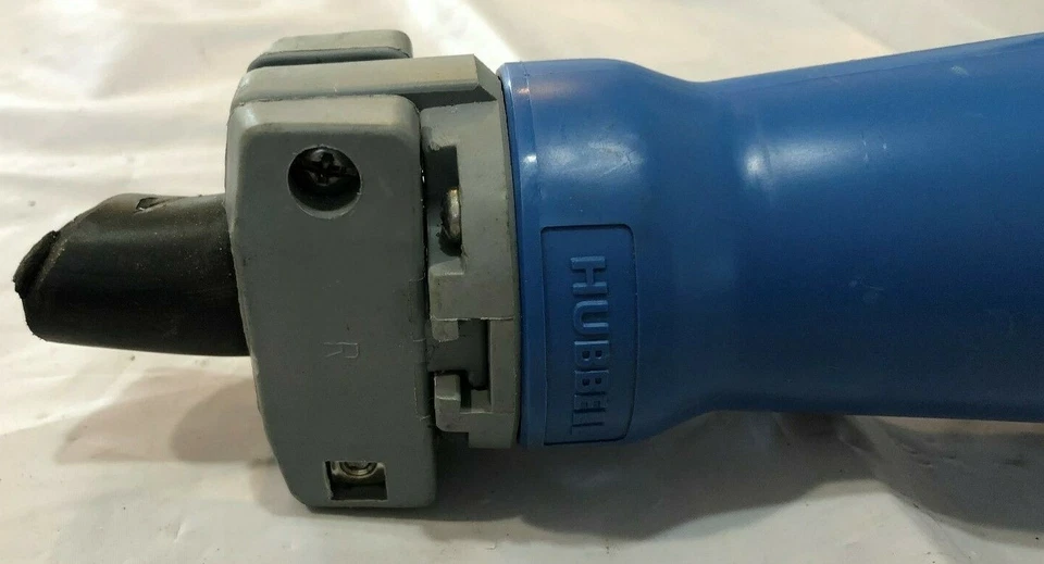 Conector hermético macho monofásico Hubbell 363P6W 3 hilos 240V 63A Foto 2 de 4