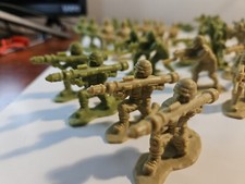 Lot 28 2015 Tan Beige Plastic Army Men Toy Soldiers 1 3/4  Lanard Guns OBO