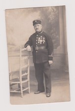 Photo 🏅 Pompier en uniforme, médailles et décorations, portrait ancien