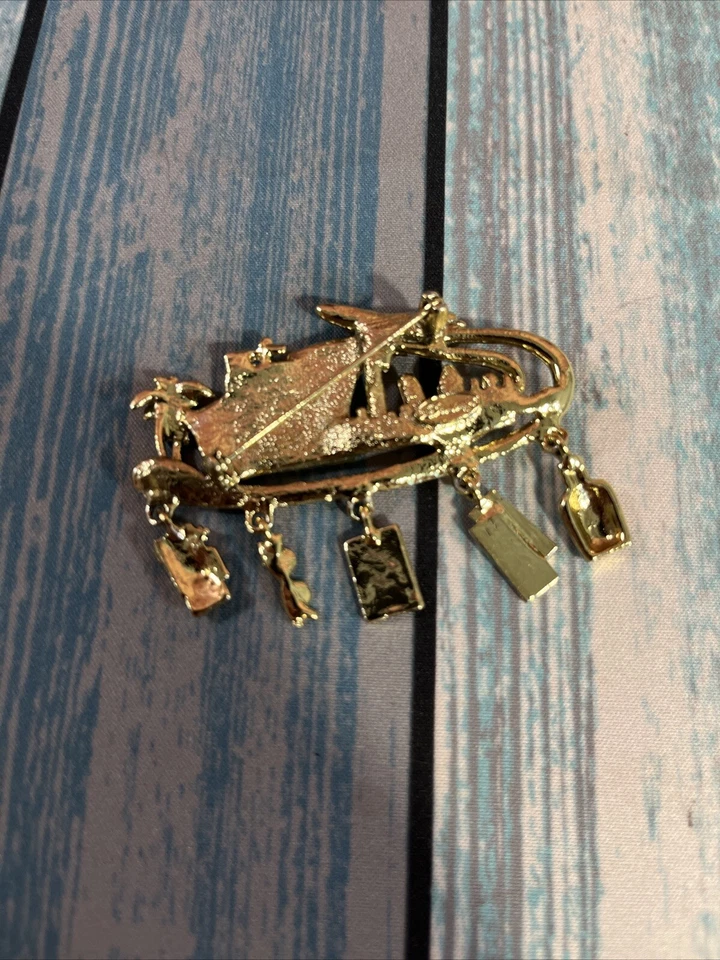 Broche Danecraft Vacaciones Crucero Barco Viaje Tema Avión Tono Dorado Cuelga Dijes Foto 4 de 4