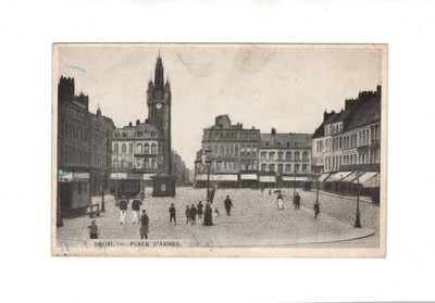 AK Ansichtskarte Douai / Place d´Armes / Frankreich