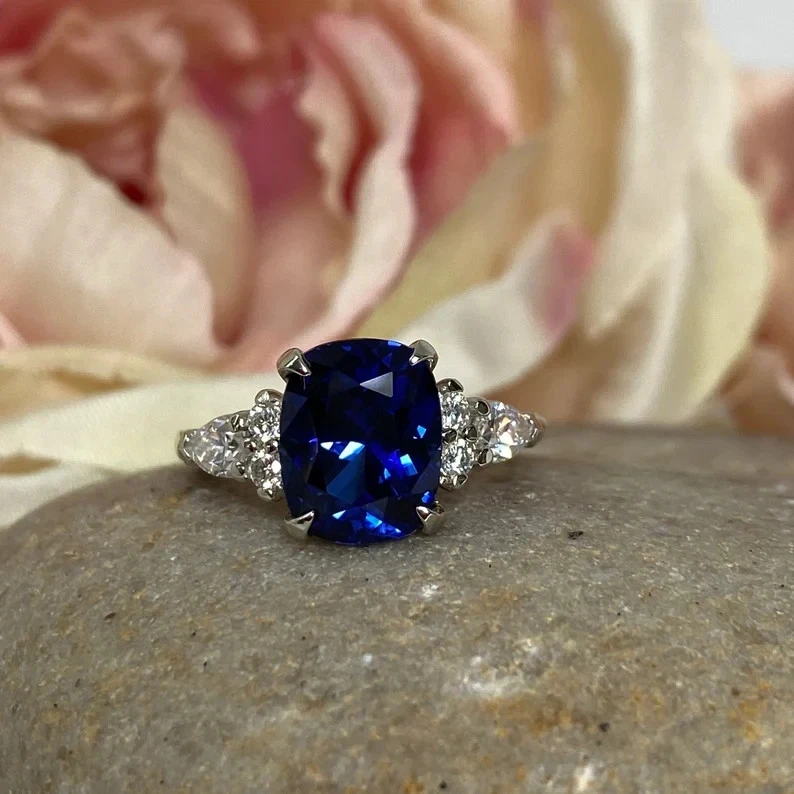 Alianza de oro blanco de 18 quilates de zafiro natural y diamantes talla cojín de 4,50 quilates talla 6 Foto 3 de 4