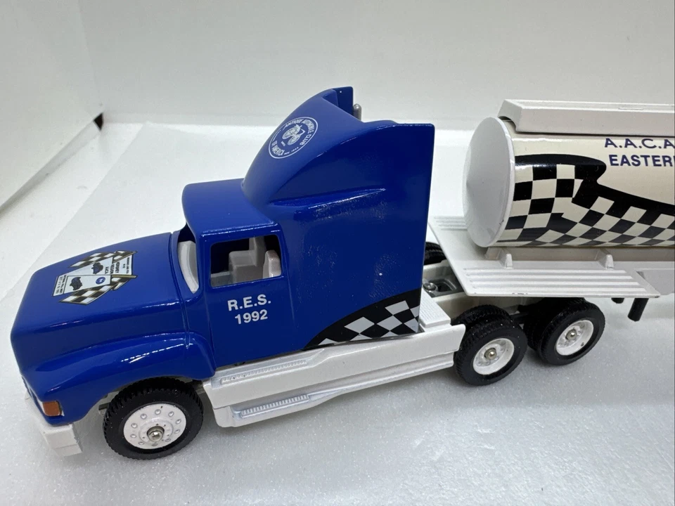 Winross AACA 1992 年全国秋季会议好时东部地区带金属徽章 — 第 3/4 张图片