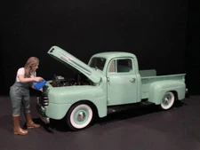 CAR GIRL IN TEE KYLIE FIGURINE FOR 1/18 SCALE MODELS BY AMERICAN DIORAMA 38238